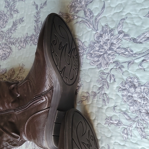 Brown boots - Picture 3 of 7